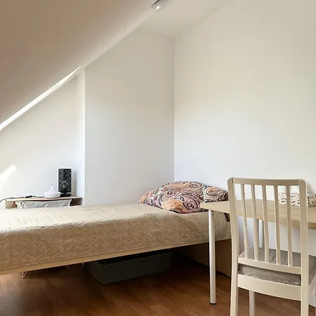 Priestranny Podkrovny S Krasnymi Vyhladmi Apartmán *